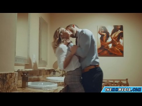 ❤️ Kana blonde ine busty inokukwezvera muchimbuzi cheveruzhinji ️❌